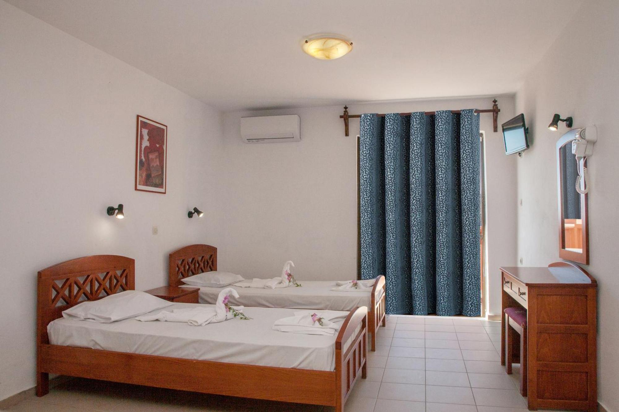 Ekavi Apartments Agia Marina  Exterior photo