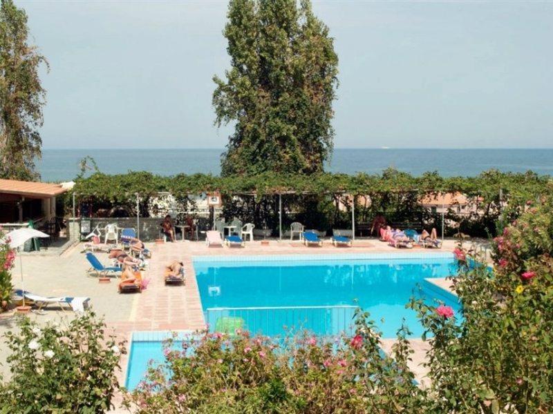 Ekavi Apartments Agia Marina  Exterior photo